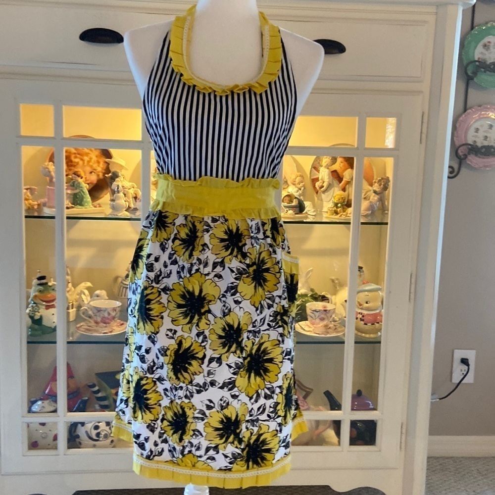 Vintage retro 100% cotton full hostess apron.